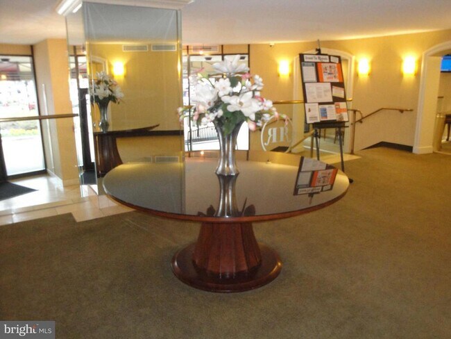 Foto del edificio - 8370 Greensboro Dr