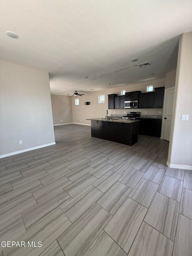 Foto del edificio - 14655 Pebble Hills Blvd