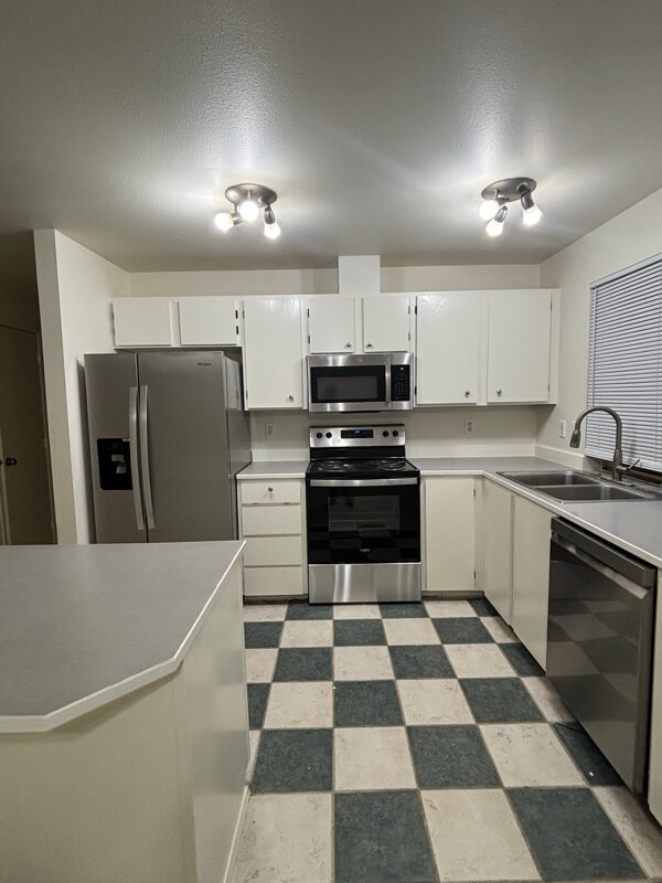 Building Photo - 638 Main St