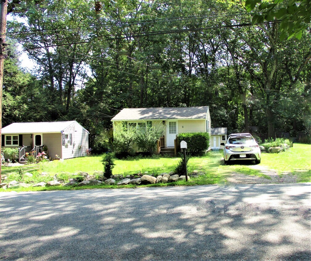 Frente del hogar Verano - 8 Jennings Rd