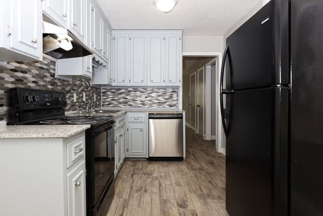 Building Photo - 3591 Robert E Lee Dr