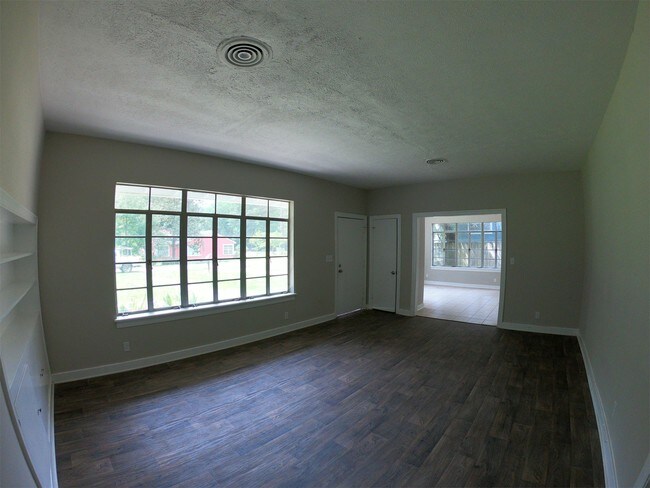 Building Photo - 4560 Meadow Ridge Dr