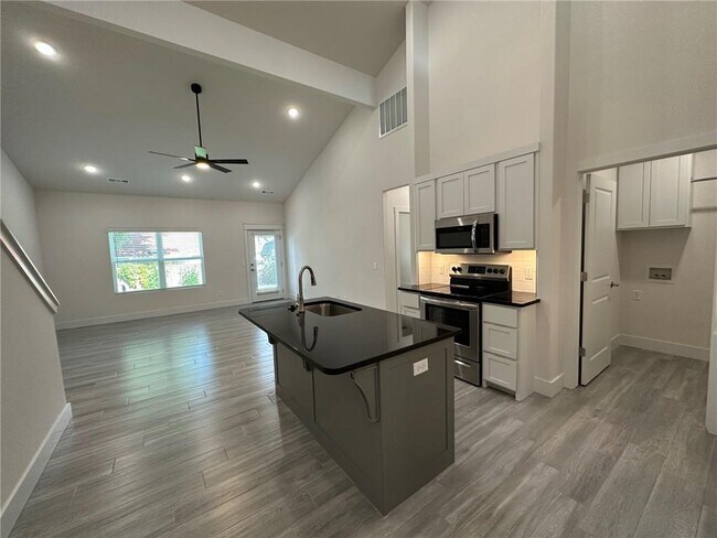 Building Photo - 656 Sun Meadow Dr