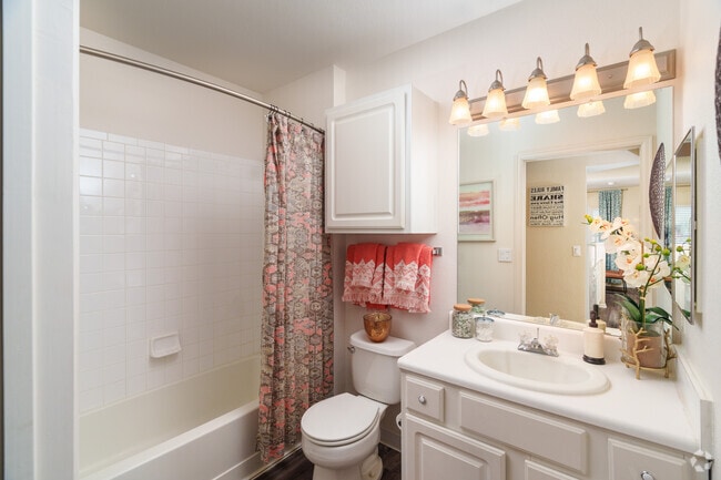 2BR, 2BA - 919SF - Dakota Ridge