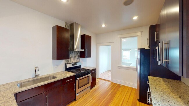 Foto del edificio - Recently updated Jefferson Park home with fenced backyard