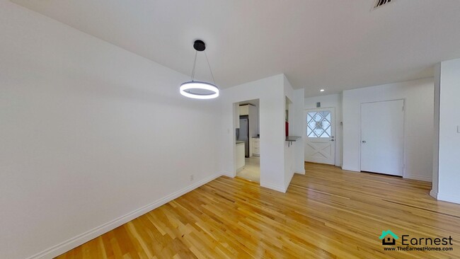 Foto del edificio - Bright 3-Bedroom + 2-Bathroom Home in Vall...