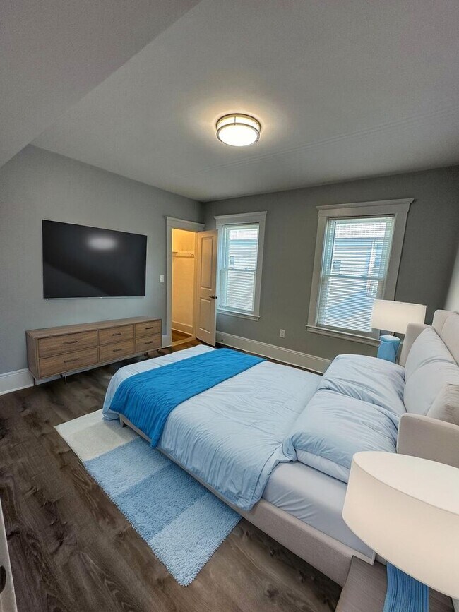 Building Photo - Charming 3 Bedroom-No Broker Fee