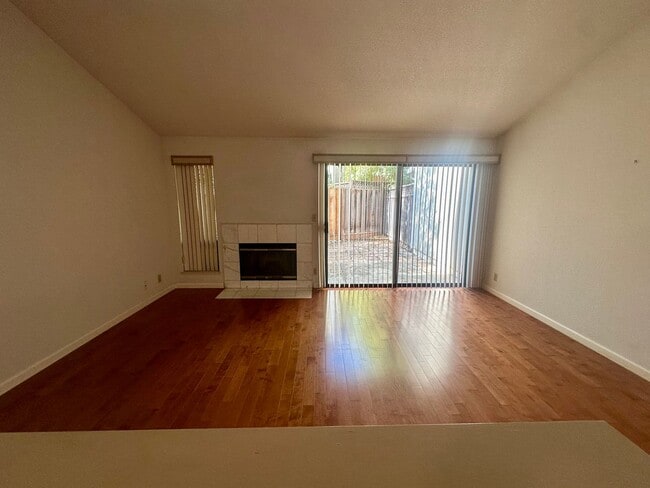 Foto del edificio - 2 bedroom, 2.5 bathroom townhouse with pri...