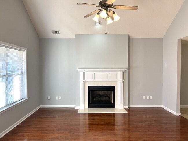 Foto del edificio - Absolutely Adorable Home Near Lake Joy Elementary