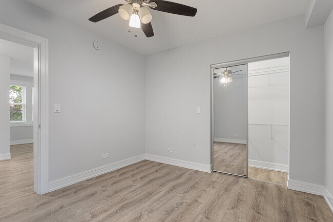 Building Photo - 1521 W Sherwin Ave