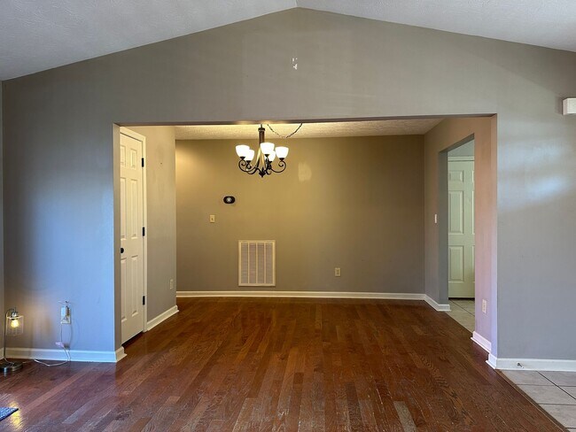 Foto del edificio - **COMING SOON!** Charming 3-Bedroom, 2-Bath Home in South Lexington! Attached Garage, W/D, Deck