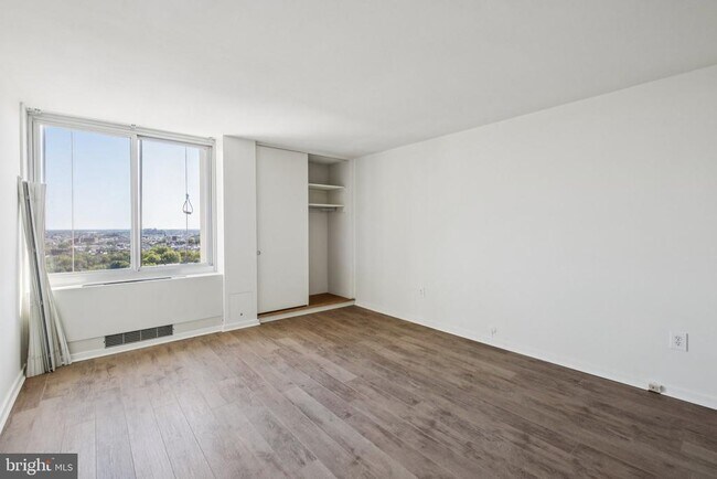 Foto del edificio - 604 S Washington Square