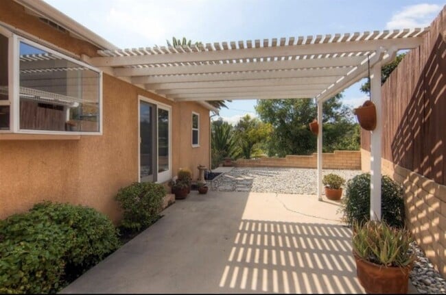 Building Photo - Lovley 3 bedroom 1 bath House, Fantastic views! Front and backyard
