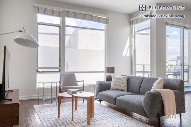 Building Photo - 4055 Redwood Ave