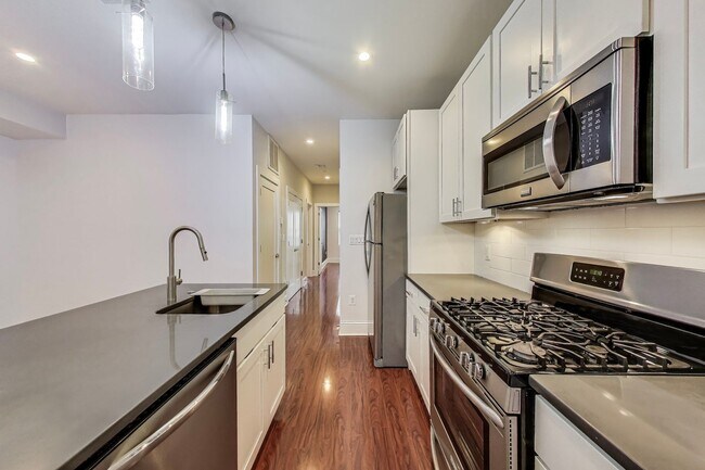 Foto del edificio - Welcome to Unit 202 at the Arboretum Condo...