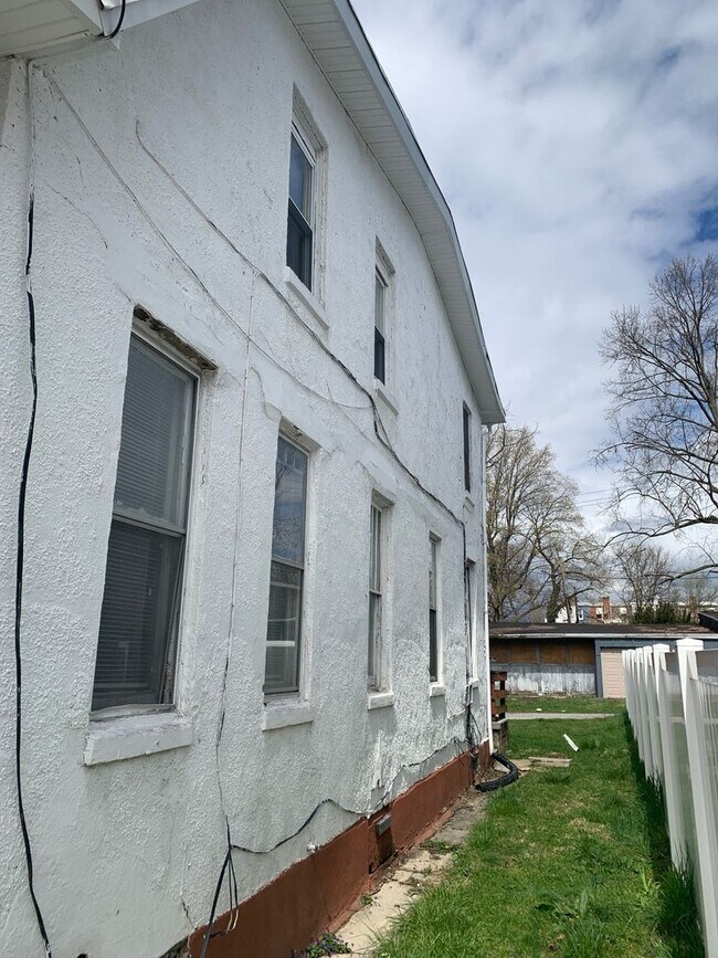 Building Photo - Cozy 2 Bedroom 2 Bath with Yard, Parking-Y...