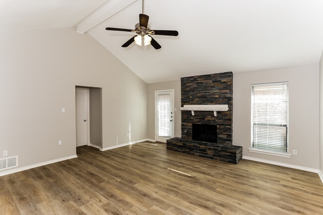 Building Photo - 3309 Sara Dr