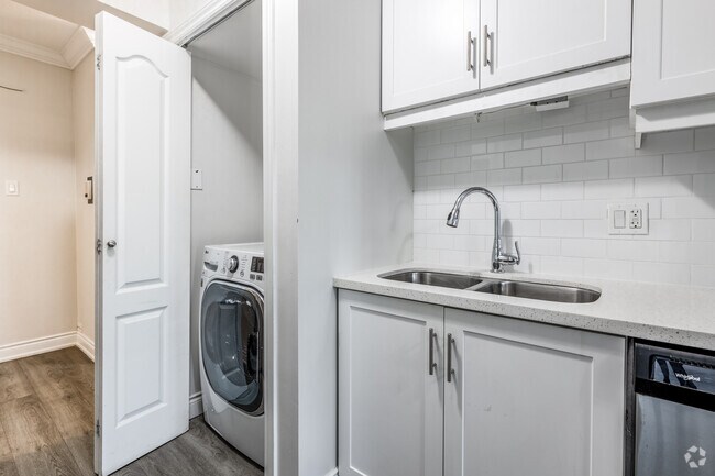 2 chambres, 1 salle de bain - 700 pi2 - Cuisine/buanderie dans l'unité - 1791 King Street East