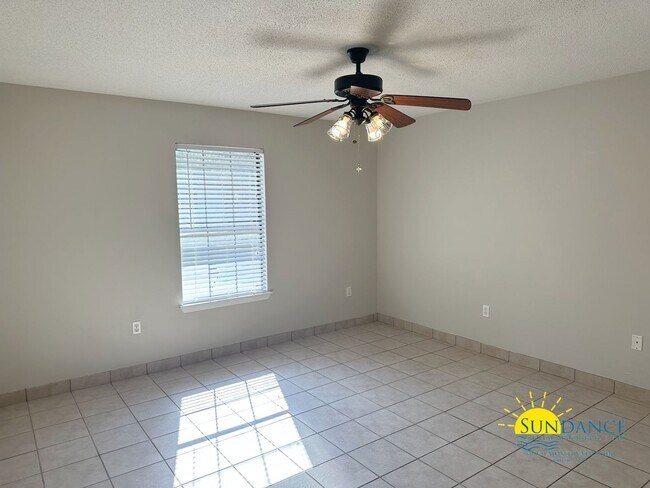 Building Photo - Cozy 2 Bedroom Duplex Home in Navarre Near...