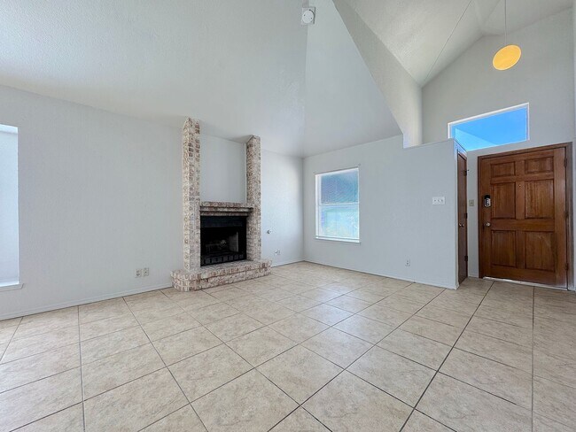 Foto del edificio - Northeast El Paso 3 Bed/2 Bath Refrig A/C w/Mountain Views!