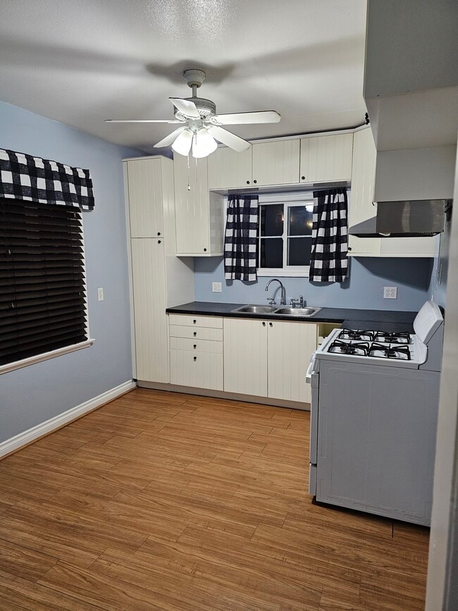 Cocina - 249 W Hampton Ct