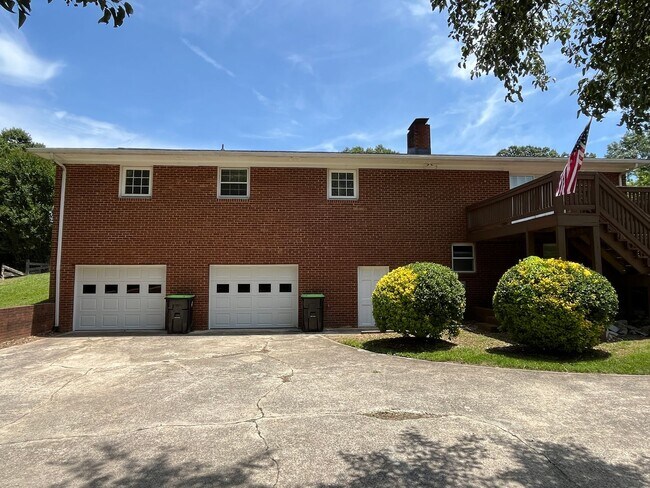 Foto del edificio - Spacious 4-Bedroom 3-Bathroom Brick Home in Arcadia Area