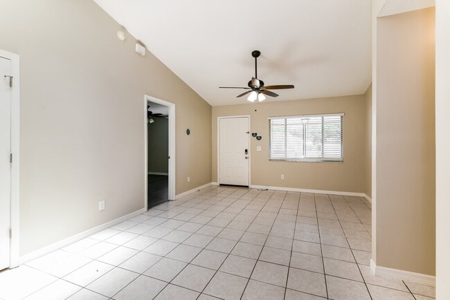 Foto del edificio - 724 Iowa Woods Cir E
