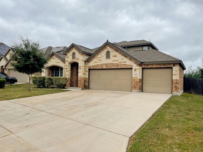 Foto del edificio - Move-In Ready! Stunning 1.5-Story Home wit...