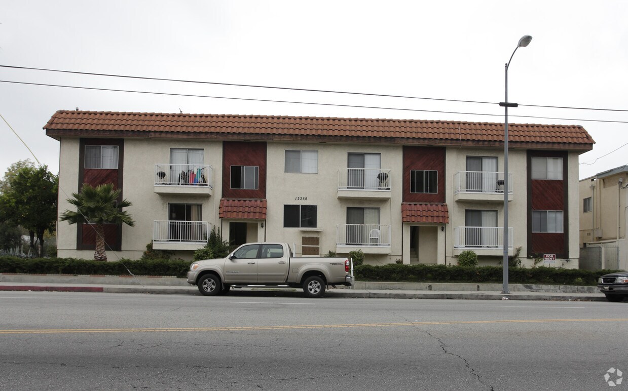 Building Photo - 12359 Oxnard St