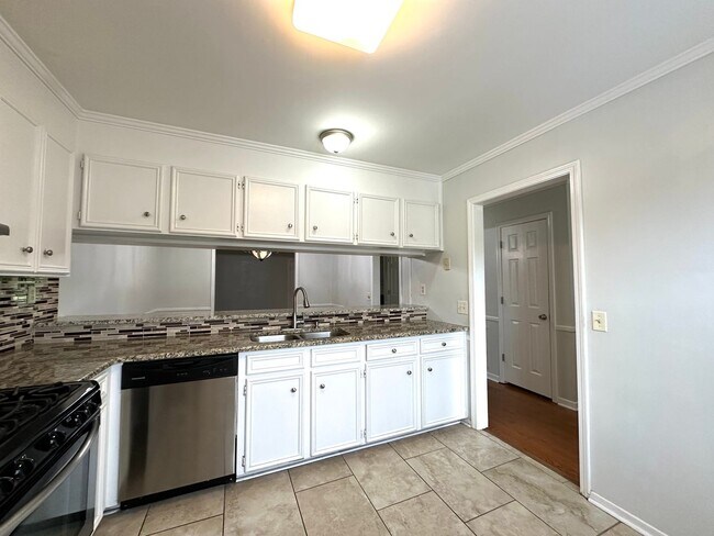 Foto del edificio - 3 BR 2 1/2 BA Townhome with Community Pool