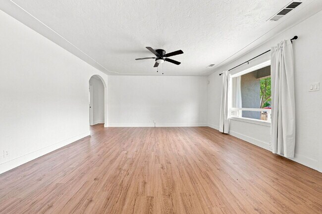 Foto del edificio - 3/1 Charmer in the Garden Tract - Dog Friendly