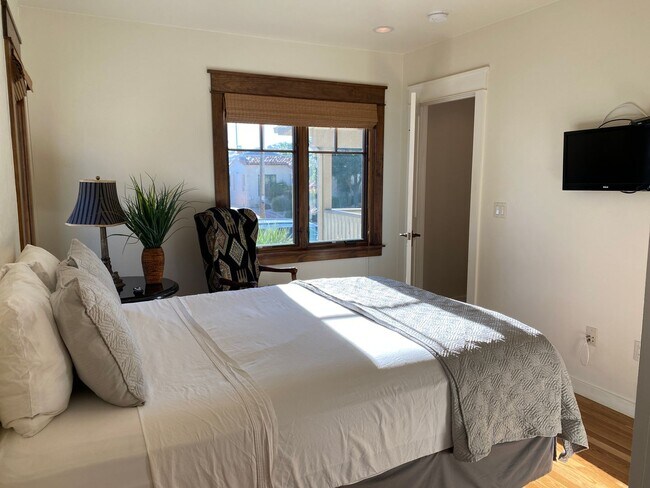 Building Photo - FLEXIBLE FULLY FURNISHED Point Loma Home! AC! All Utilities Included!