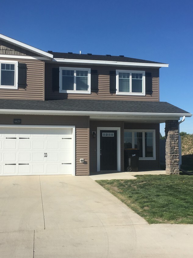 4332 Cumberland Loop, Bismarck, ND 58503 Townhome Rentals in Bismarck