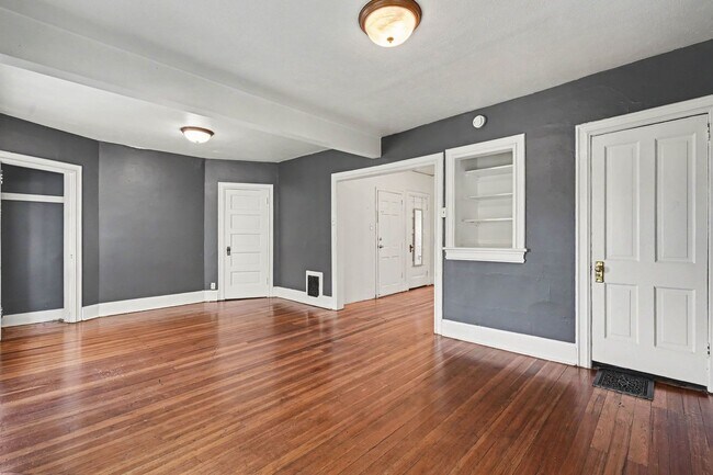Foto del edificio - Historic Capitol Hill Apartment with Private Balcony