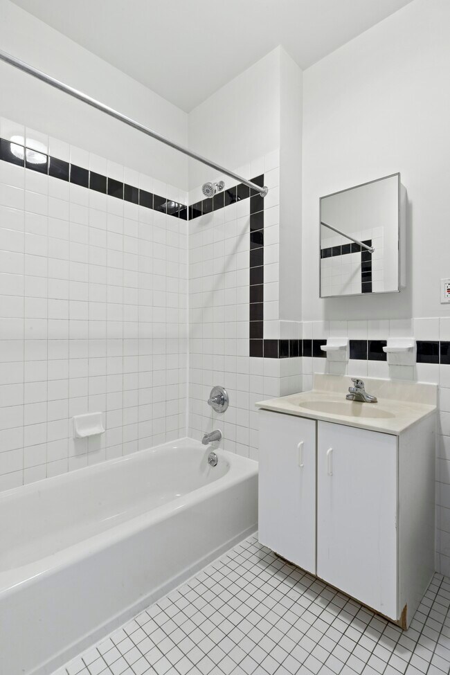 Foto del edificio - XXL 1 bedroom, loft-like Harlem tree-top