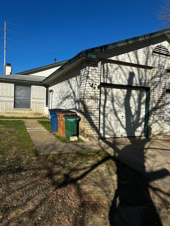 Foto del edificio - Carroll Properties (2606 Howellwood Way)