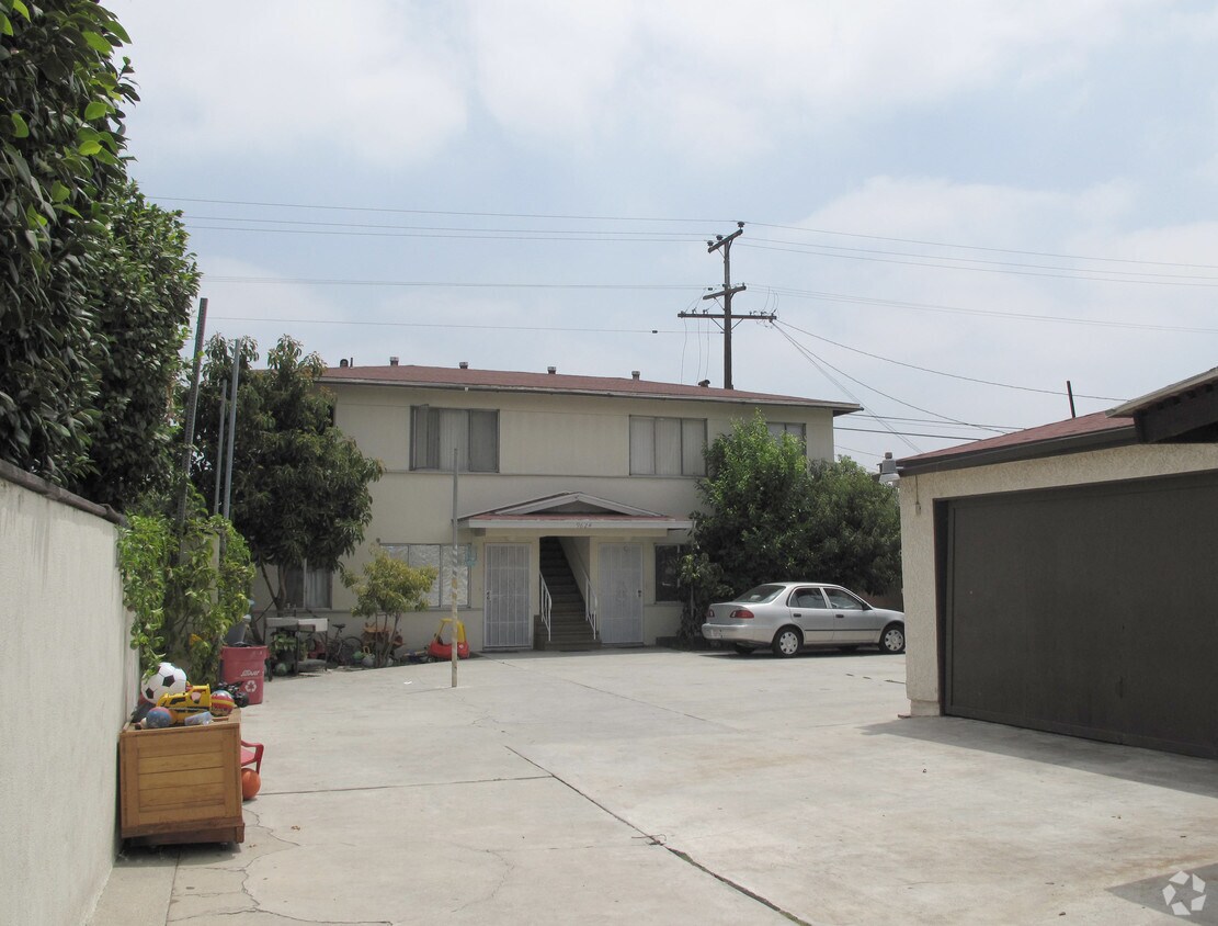 Building Photo - 9624 Pinehurst Ave