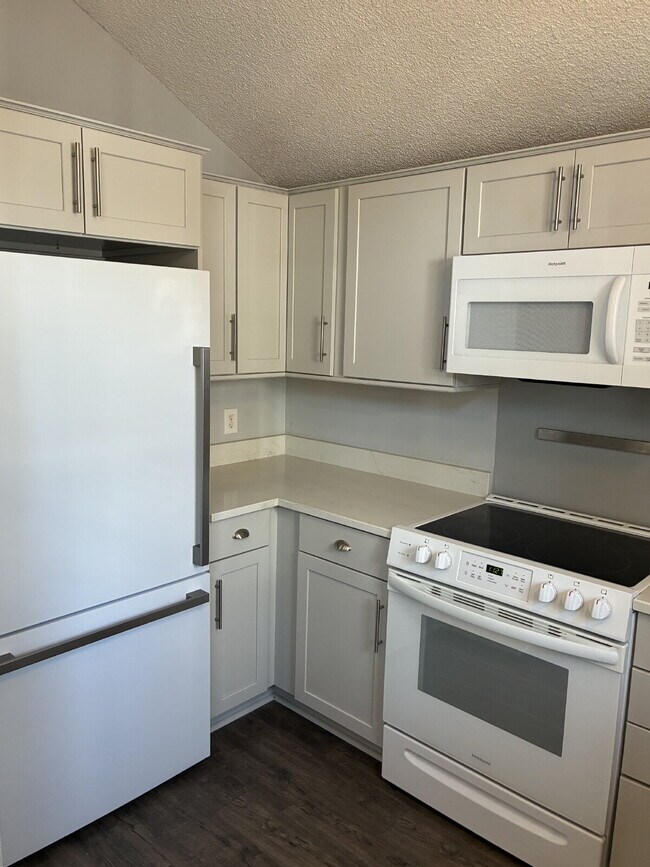 Building Photo - Beautiful Townhome - 4 Bedrooms 3 Bathroom with 2 Additional Bonus Rooms!