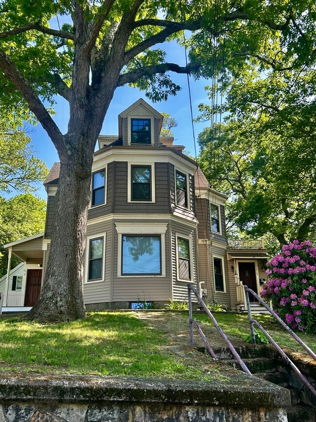 Building Photo - 215 Pearl St