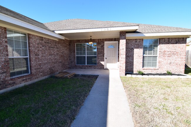 Building Photo - 1901 Fleetwood Dr