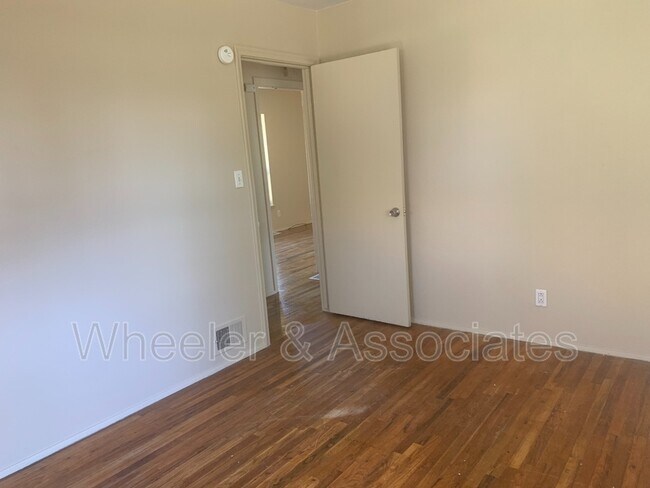 Foto del edificio - 235 Donna Ave