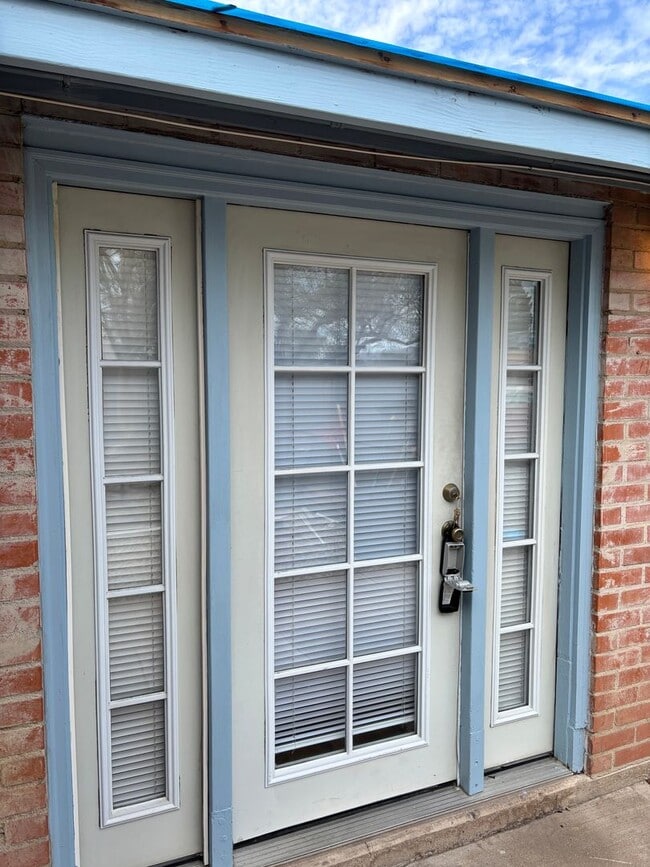 Building Photo - 3248 E Edison St