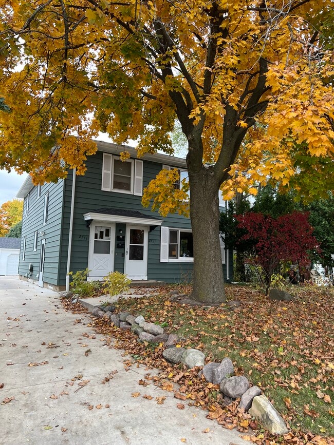 Cozy, beautiful home - 2113 N Sherman Ave