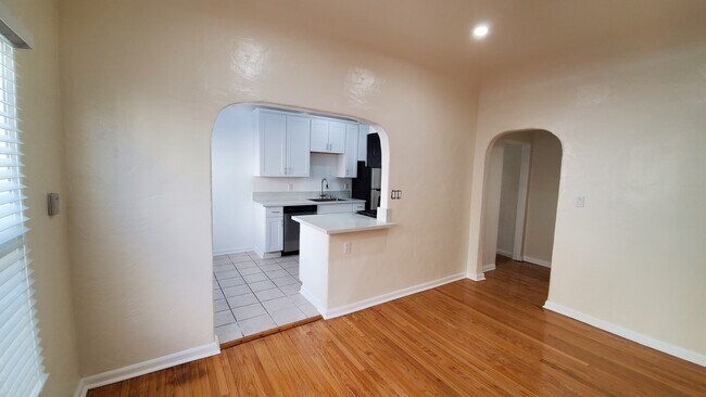 Foto del edificio - 934 S Orange Grove Ave