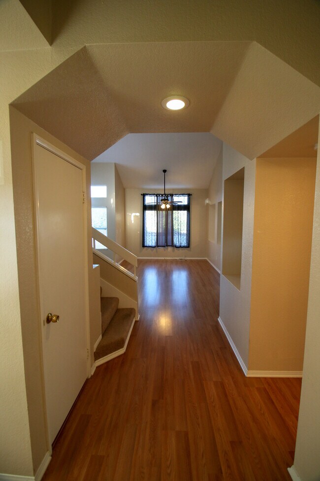 Foto del edificio - Welcome home to this gorgeous 3-bedroom, 2.5-bath home located in the highly desirable Riverwalk ...