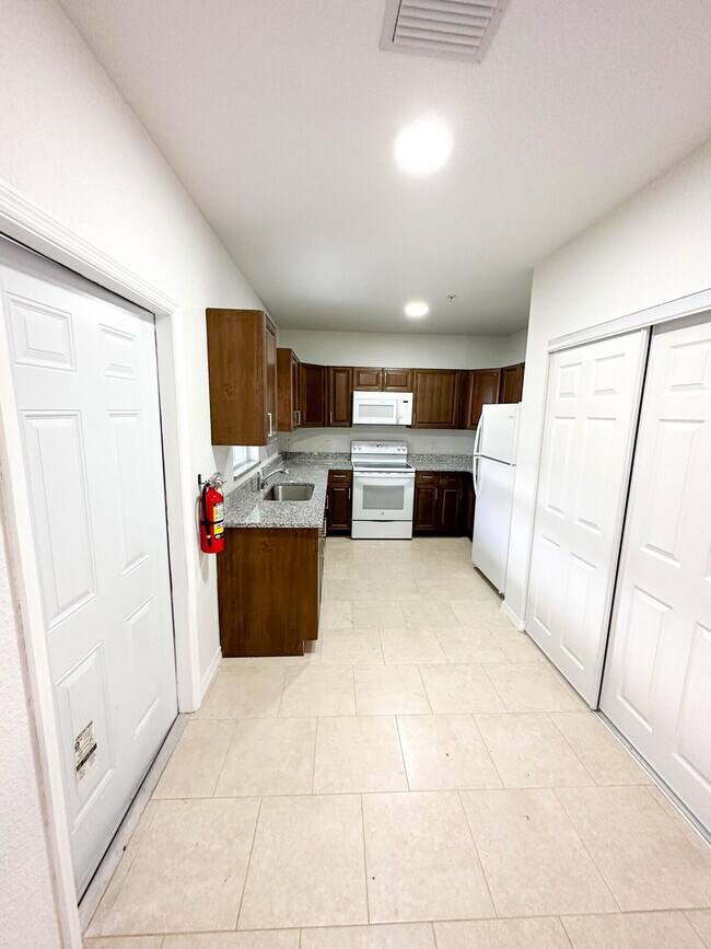 Building Photo - 1205 W 28th St