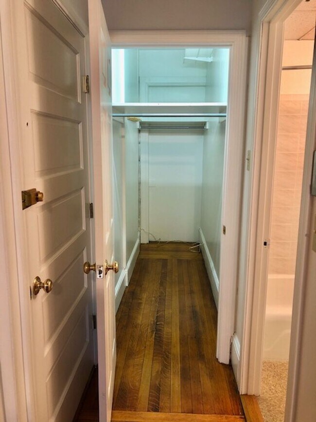 Building Photo - 1Br/1Bth. Great location! Hot Water included!