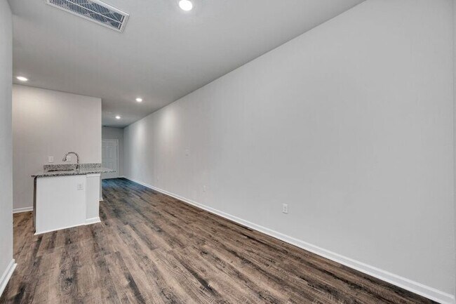 Building Photo - 6227 Rainbow Row