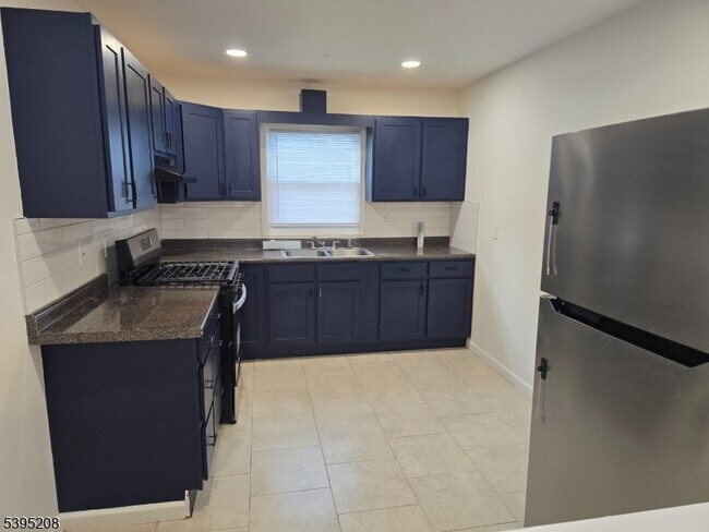 Foto del edificio - 67 Lindsley Ave