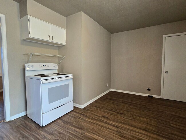 Foto del edificio - PRICE REDUCTION - AVAILABLE NOW!